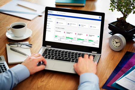 Sucursal virtual personal de segurossura.com.co Foto de las manos de una persona viendo la información de sus seguros en la sucursal virtual de Seguros SURA