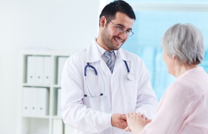Médico examina a una muer de la tercera edad.jpg